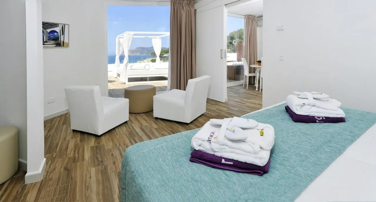 HOTEL FERGUS Style Cala Blanca Suites ****