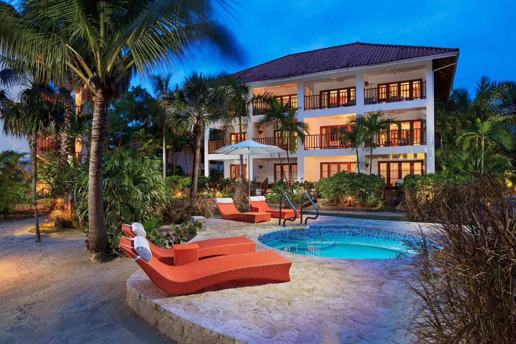 HOTEL Couples Swept Away