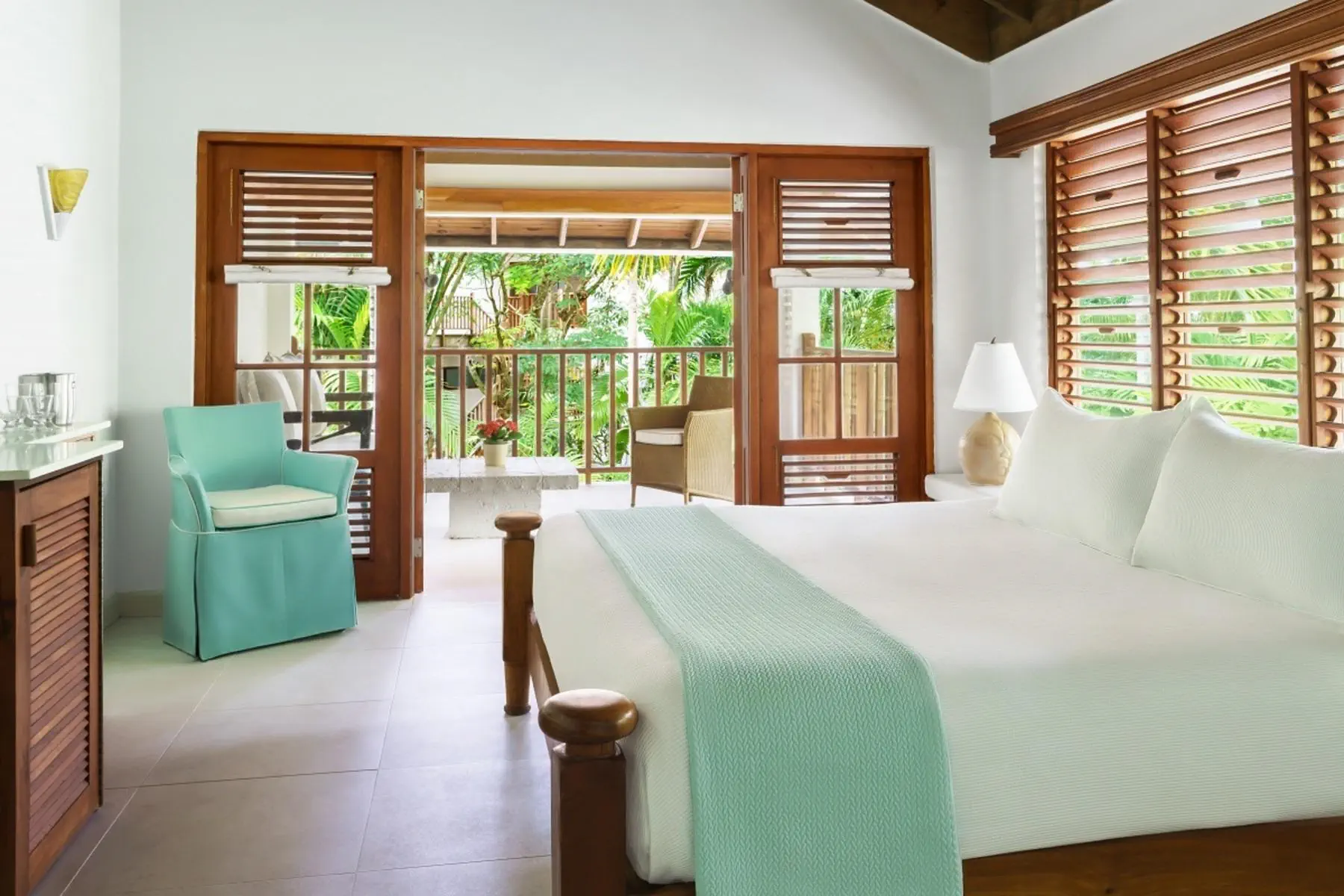 HOTEL Couples Swept Away