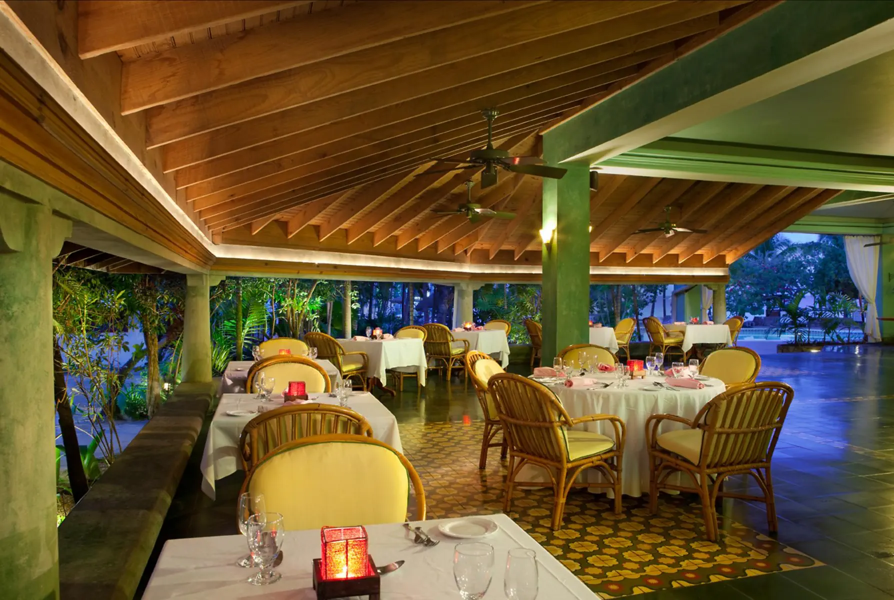 HOTEL Couples Swept Away