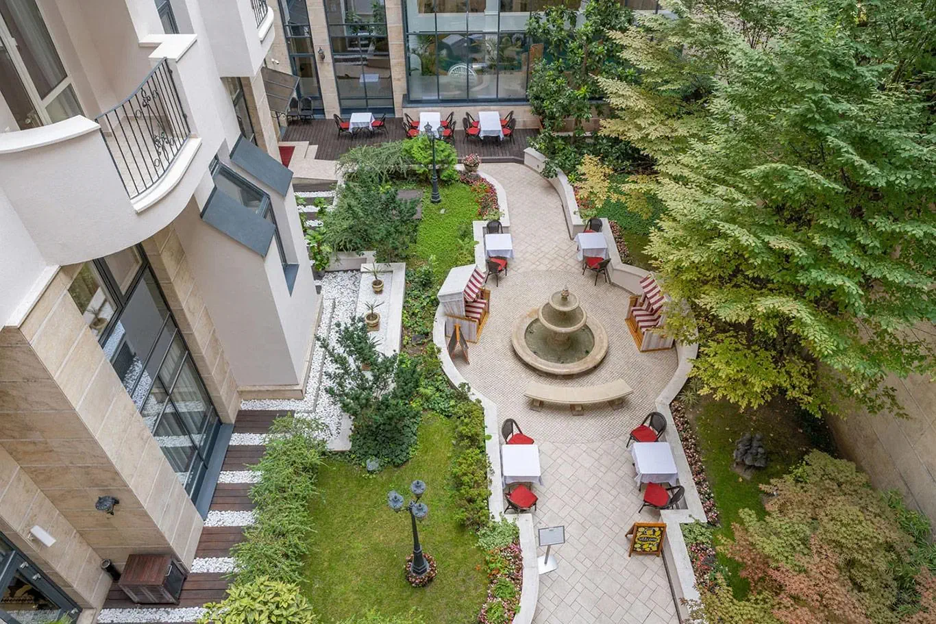 Queen's Court Hotel & Residence - zdjęcie 3