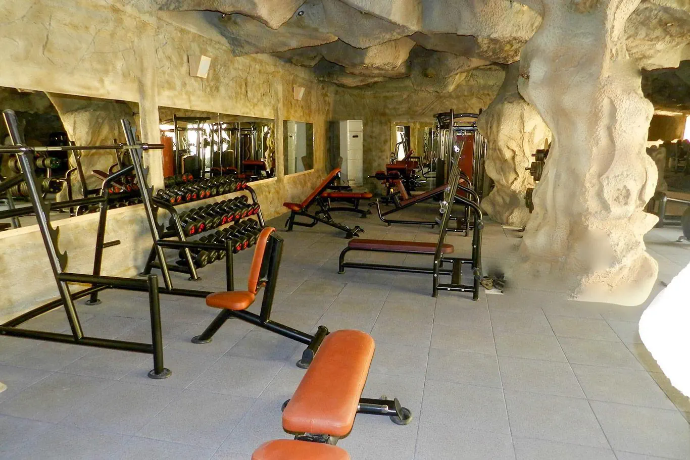 HOTEL CAVES BEACH RESORT