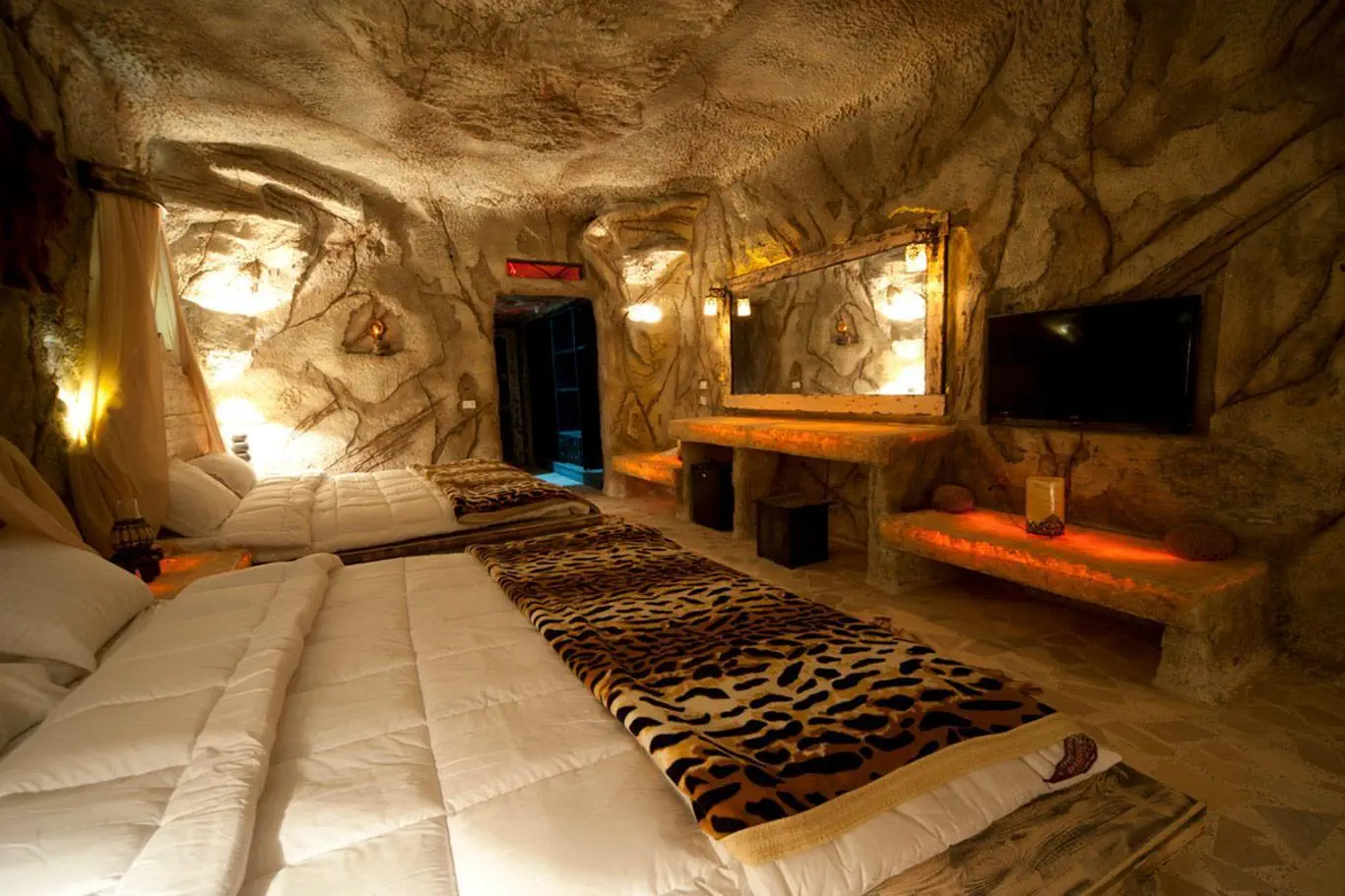HOTEL CAVES BEACH RESORT