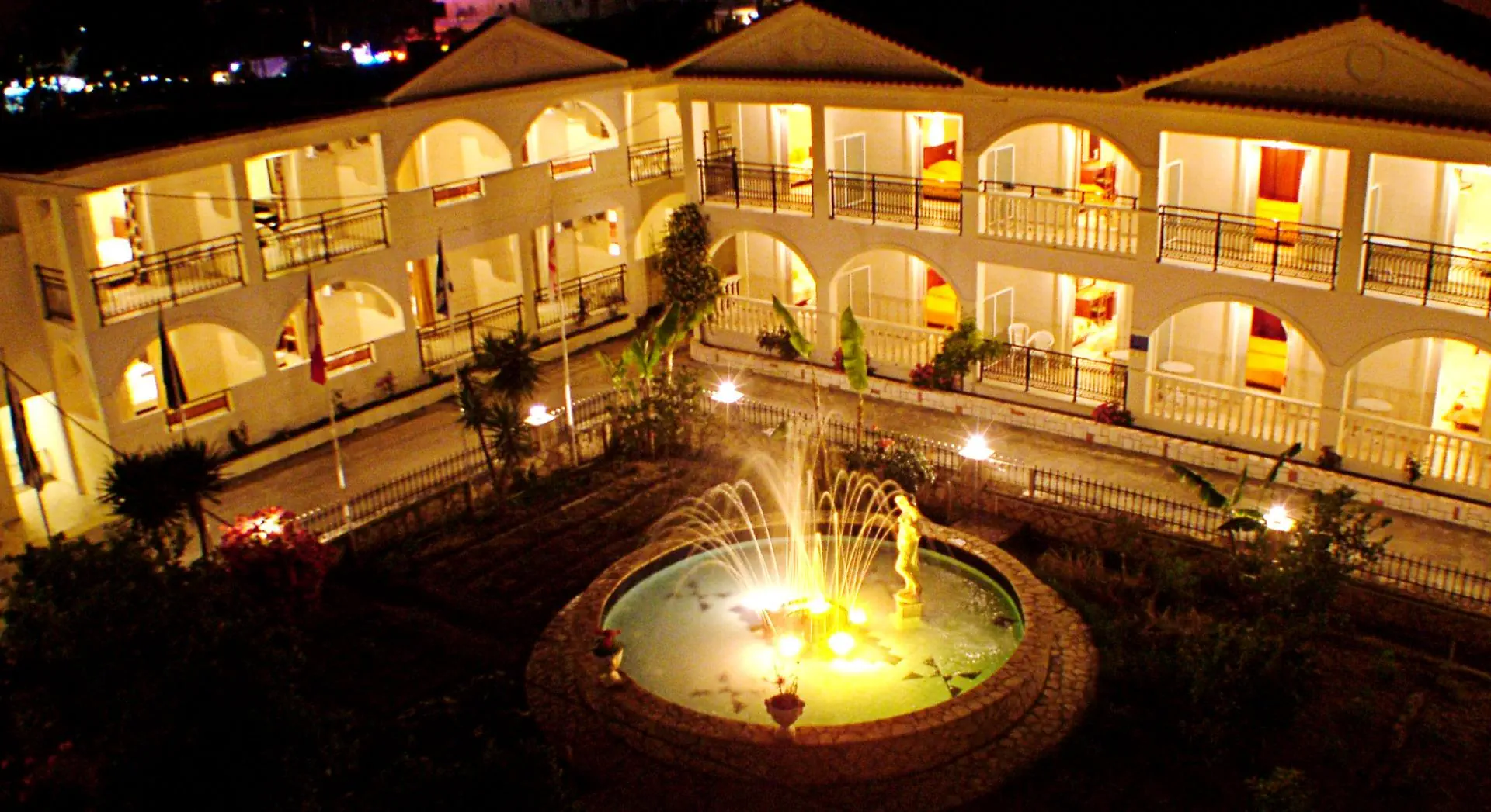 HOTEL Canadian Hotel