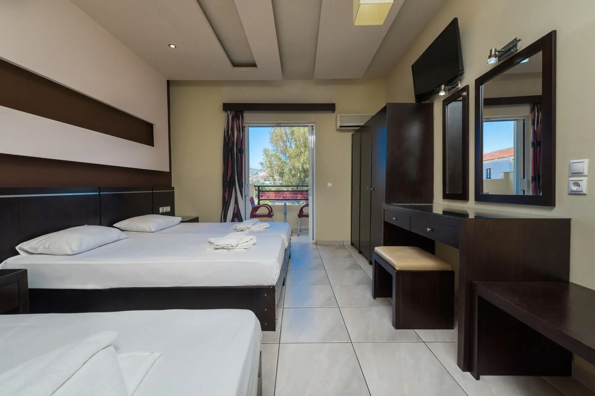 HOTEL Canadian Hotel