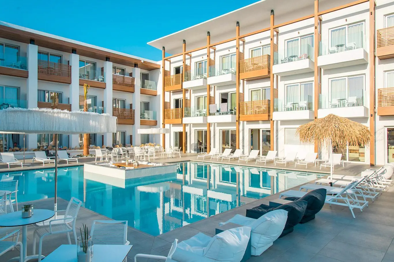 ENORME AMMOS BEACH RESORT