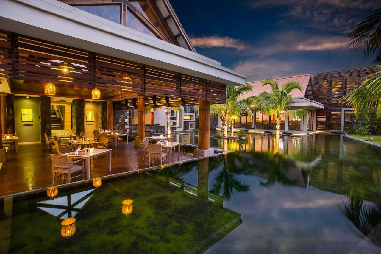 HOTEL Crystals Beach Resort Belle Mare - by Radisson