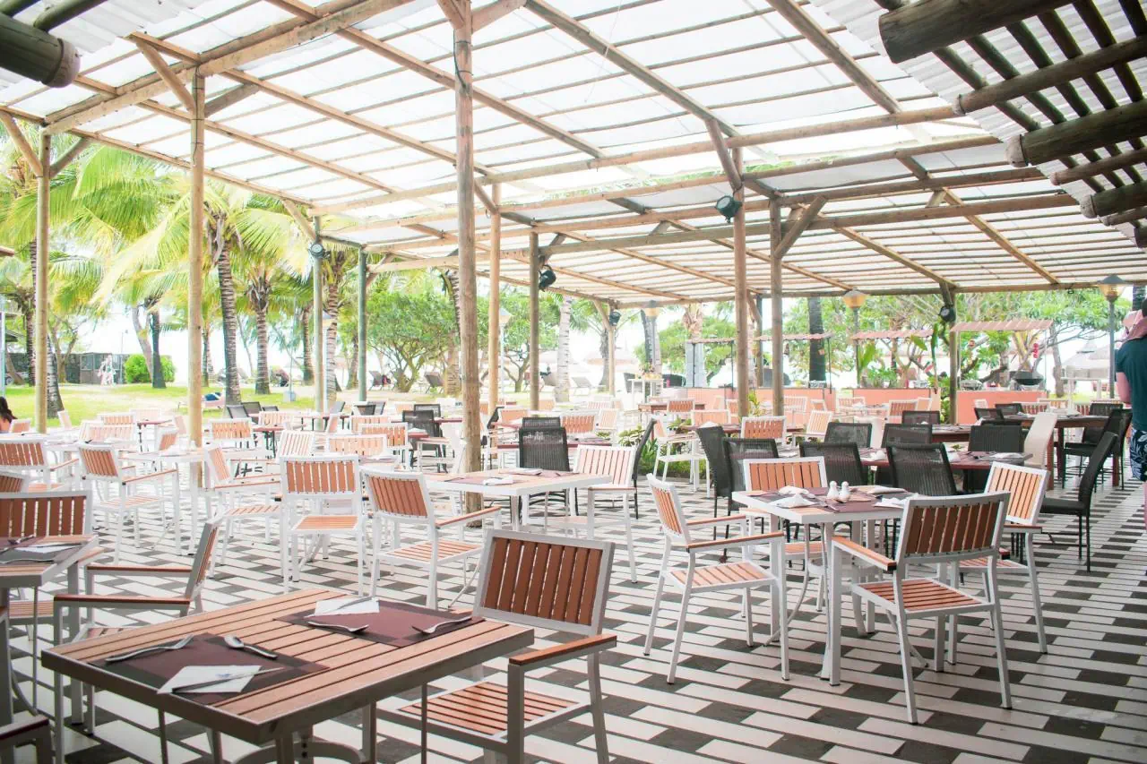 HOTEL Crystals Beach Resort Belle Mare - by Radisson