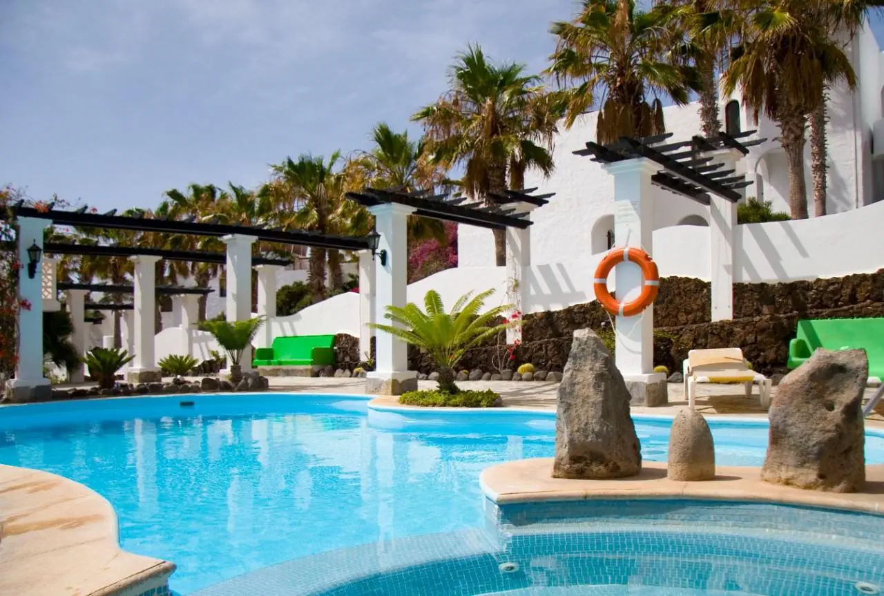 Aparthotel Esquinzo y Monte del Mar