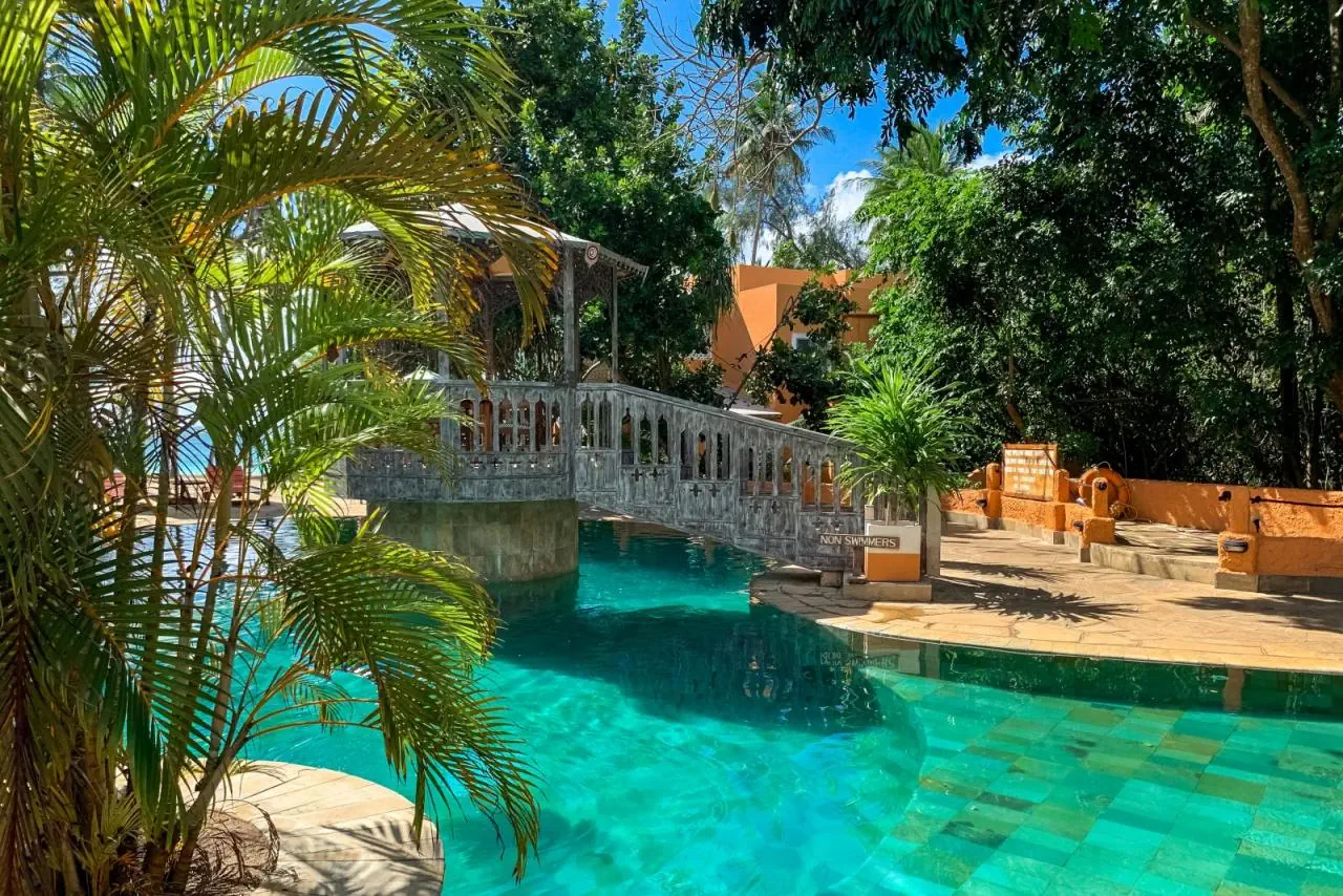 Nomad Beach Resort*****