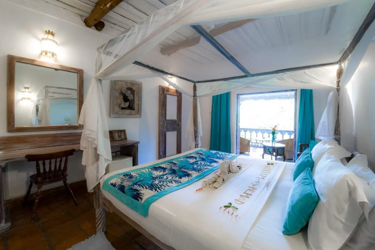 Nomad Beach Resort*****