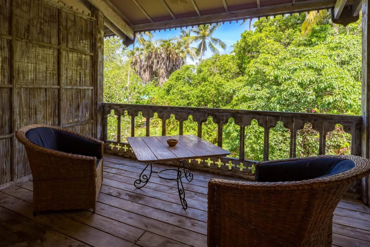 Nomad Beach Resort*****