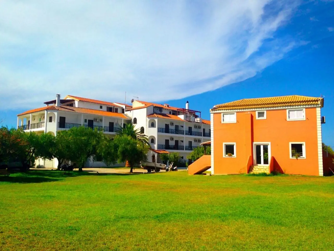 Bruskos Hotel & Suites