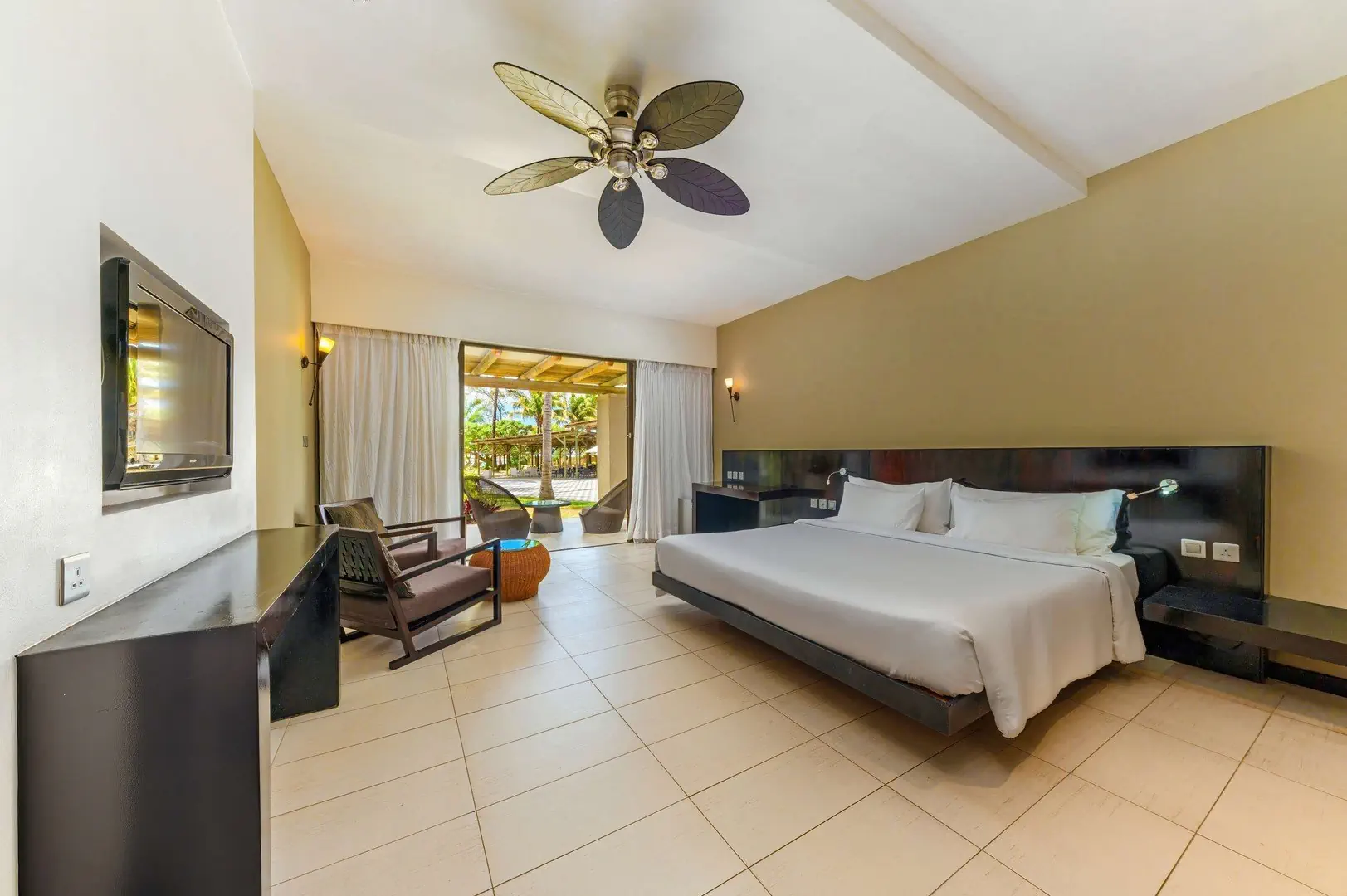 Hotel Crystals Beach Resort & Spa