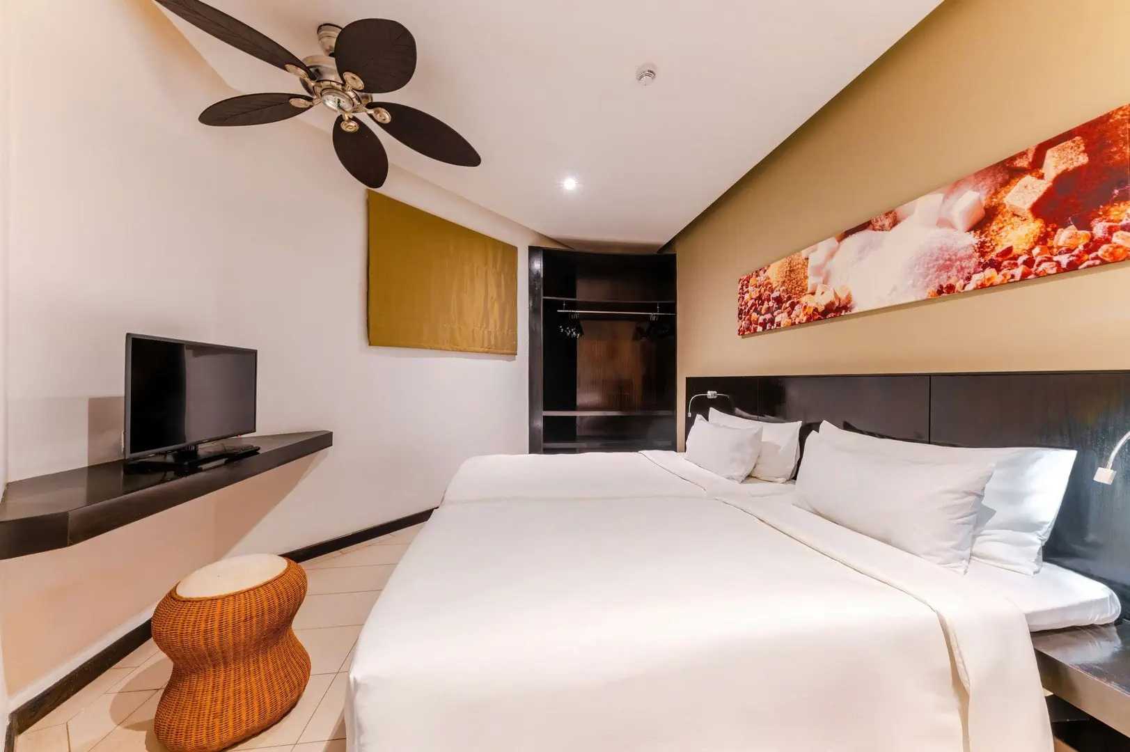 Hotel Crystals Beach Resort & Spa