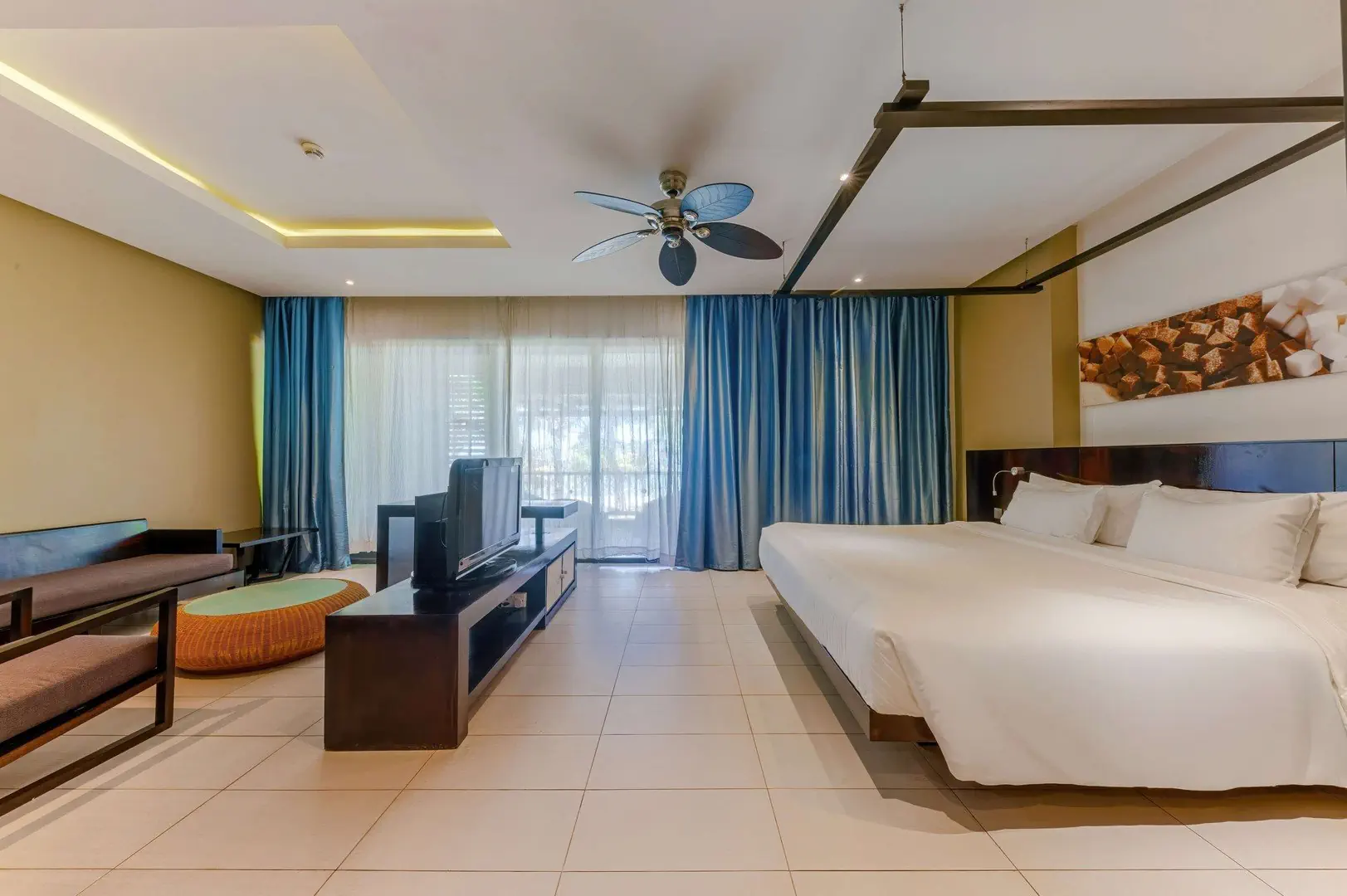 Hotel Crystals Beach Resort & Spa