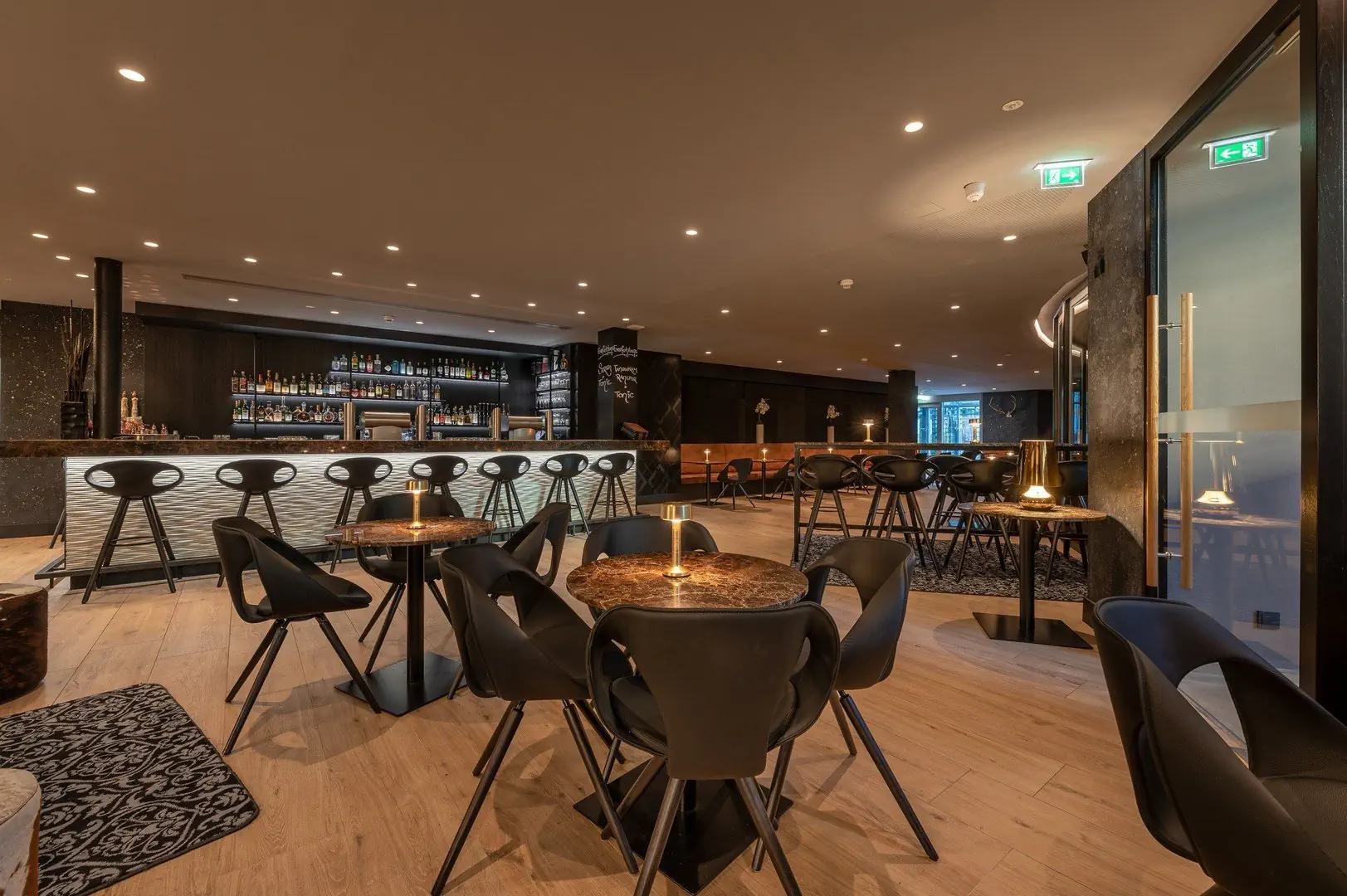 Grauer Bar