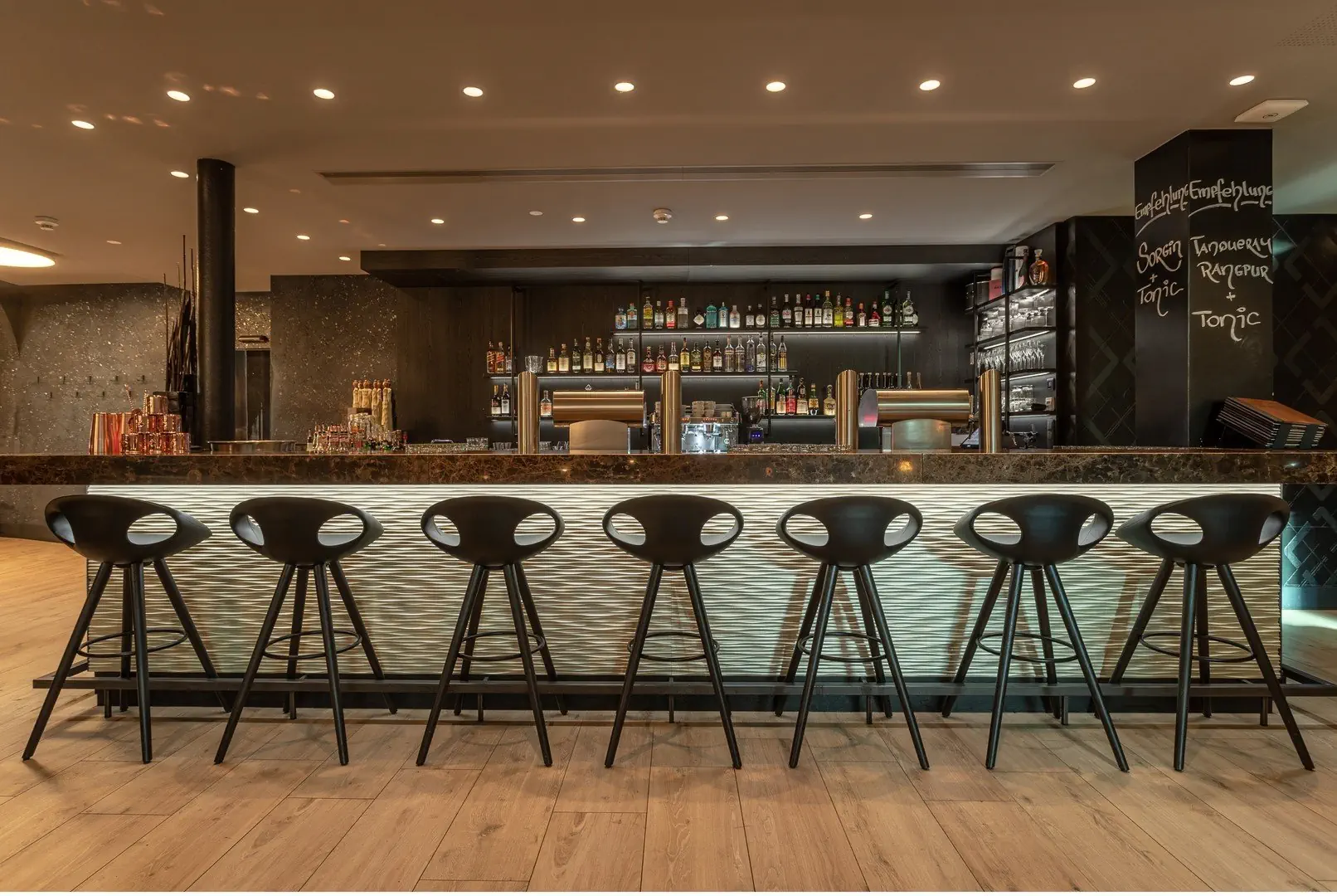 Grauer Bar