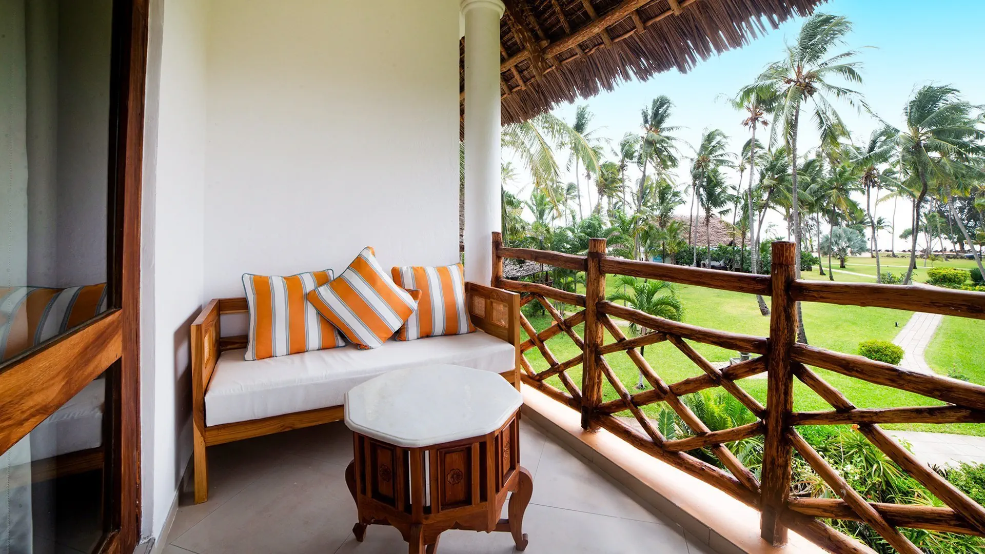 Hotel Bluebay Beach Resort & Spa