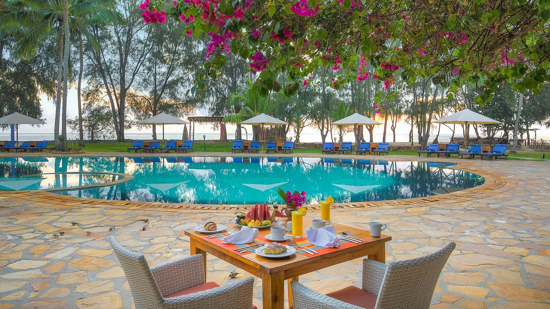 Hotel Bluebay Beach Resort & Spa