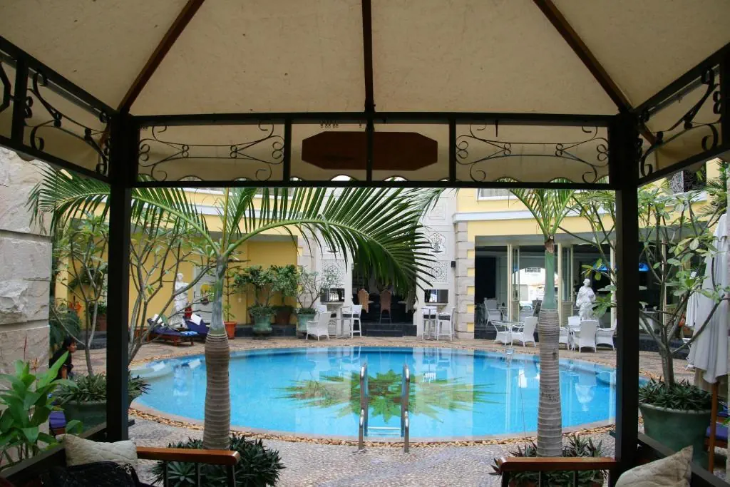 Four Seasons Place - zdjęcie 3
