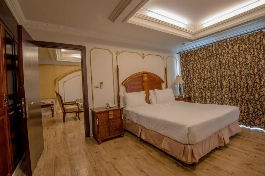Four Seasons Place - zdjęcie 8