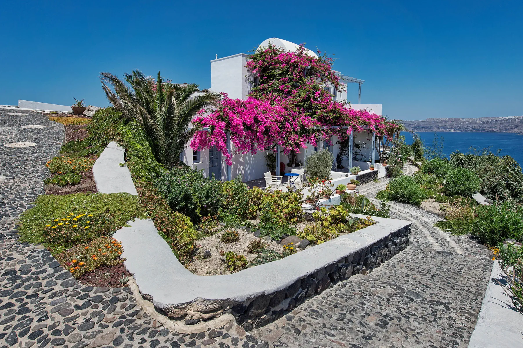 Apanemo Hotel and Suites
