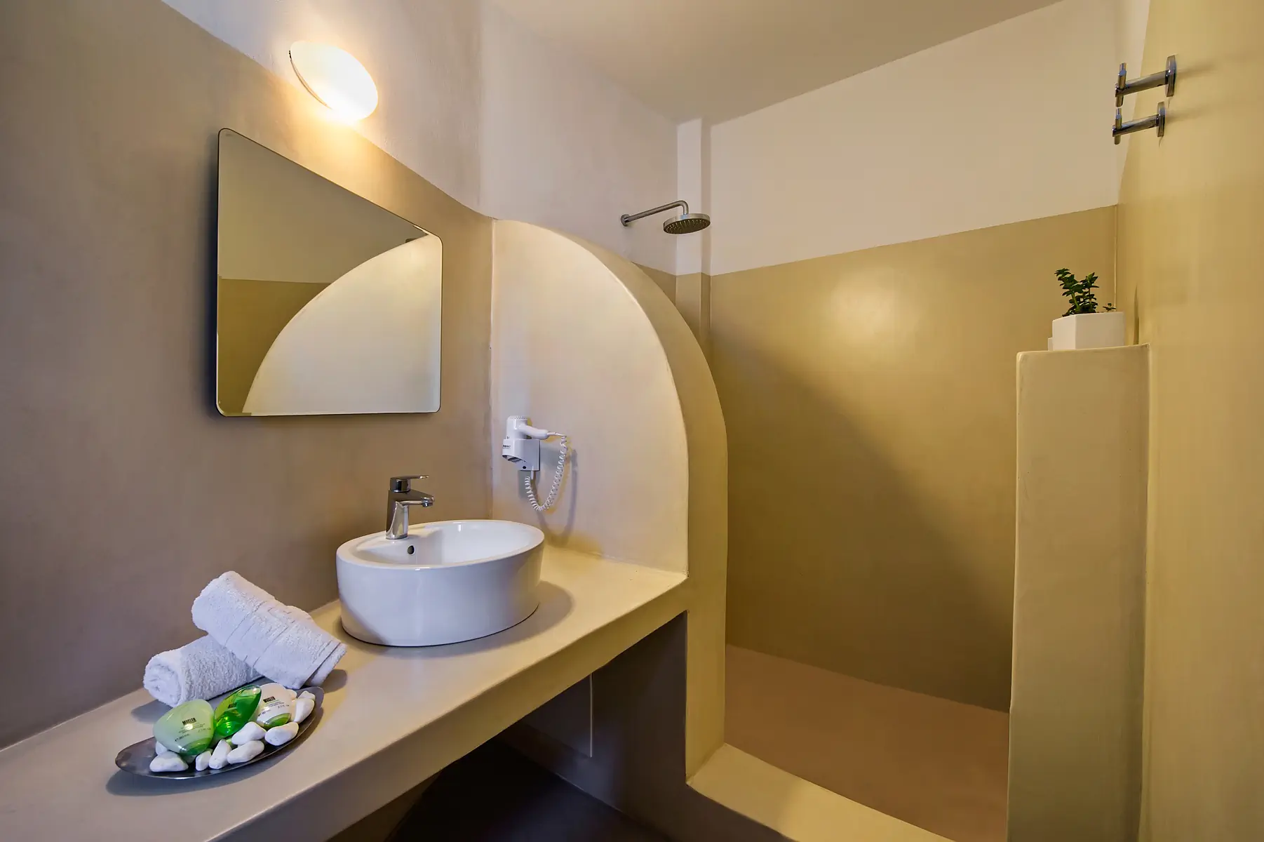 Apanemo Hotel and Suites