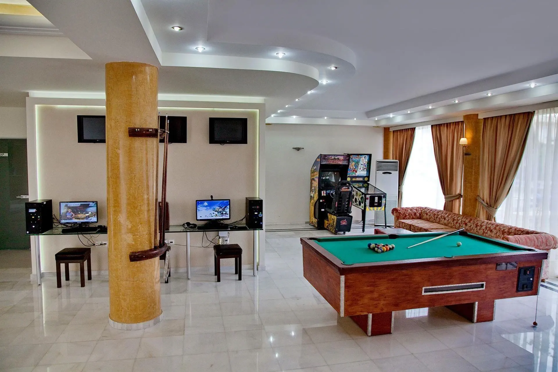 HOTEL: Joan Beach