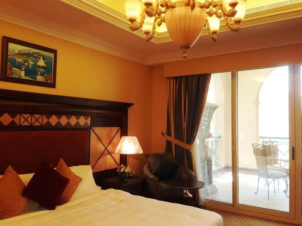 HOTEL: Al Raha Beach Hotel