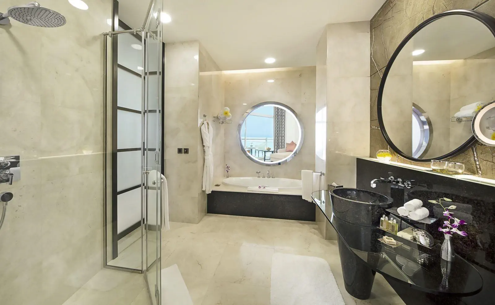 HOTEL: Al Raha Beach Hotel