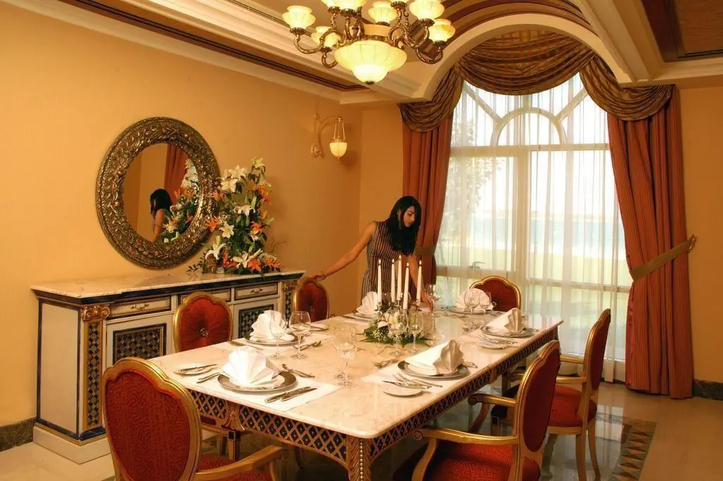 HOTEL: Al Raha Beach Hotel