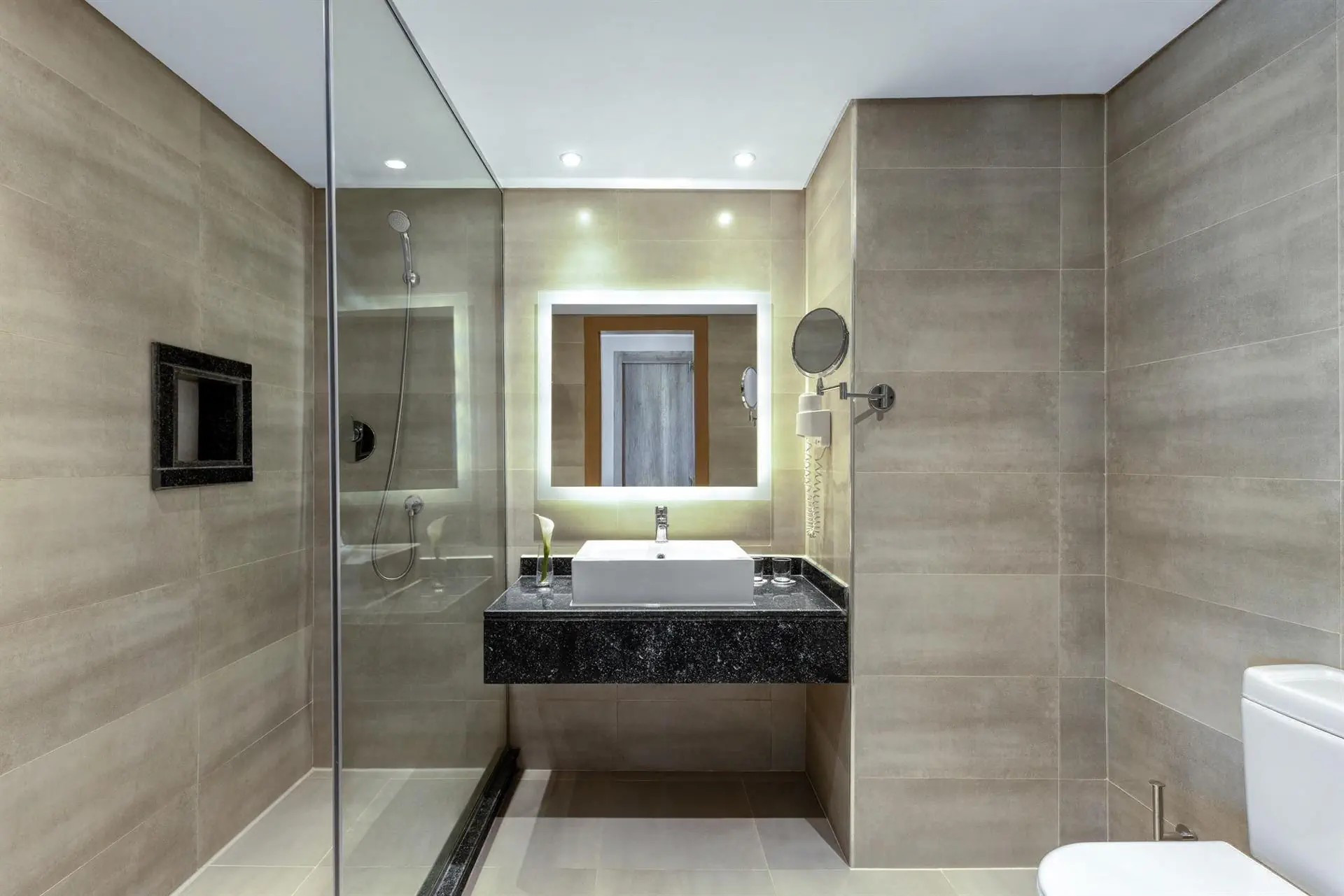 HOTEL: The V Luxury Resort
