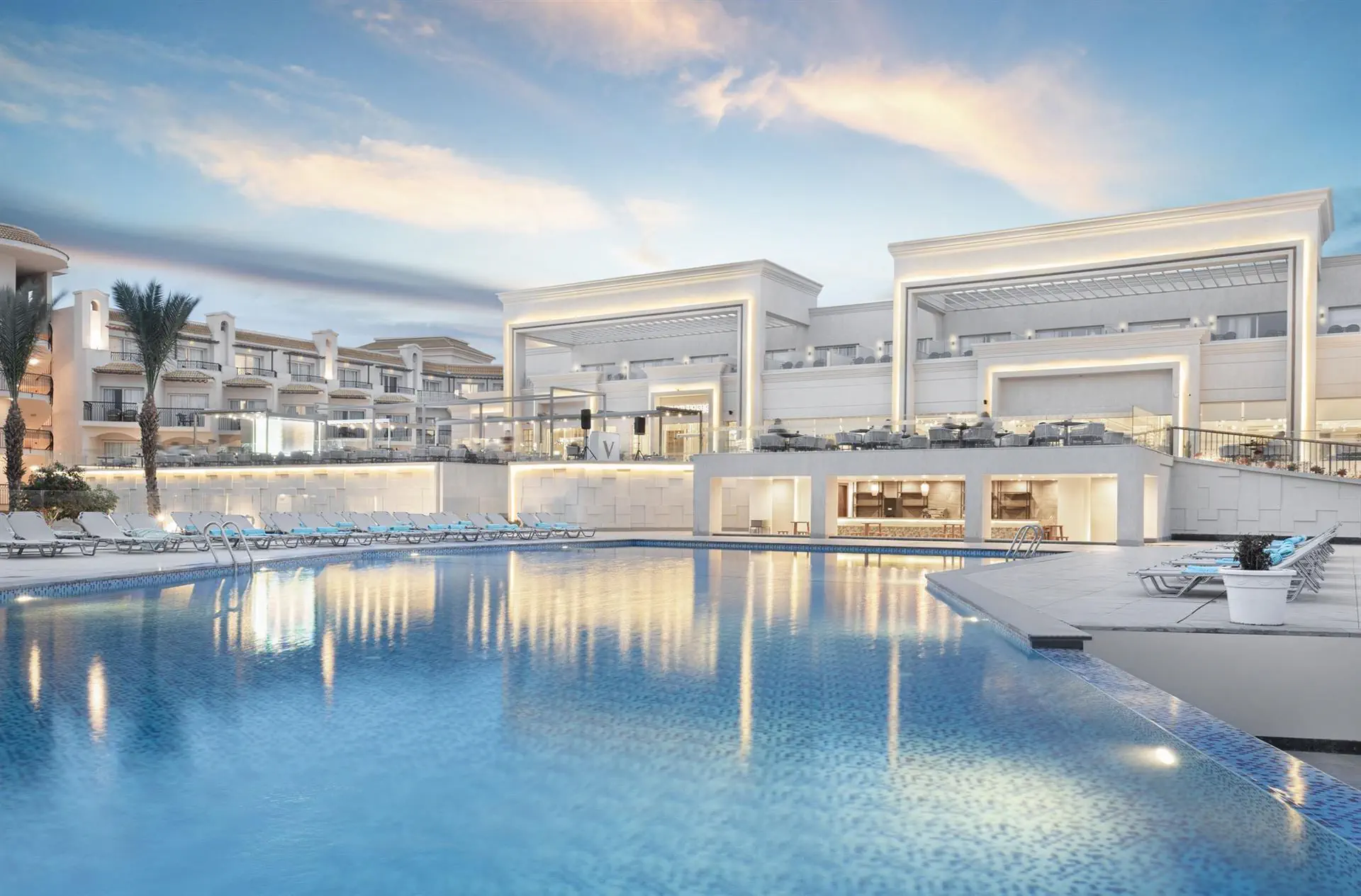 HOTEL: The V Luxury Resort