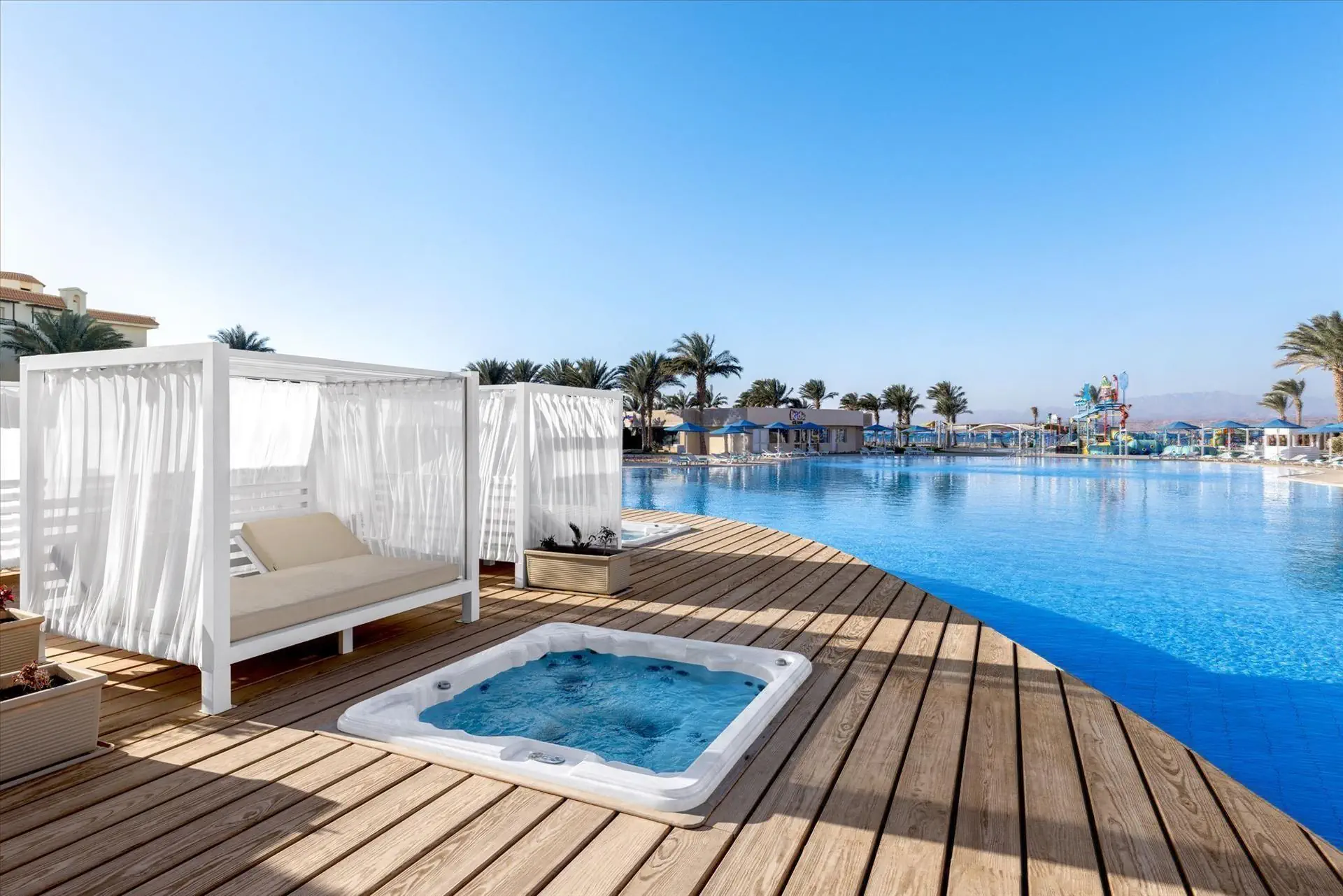 HOTEL: The V Luxury Resort