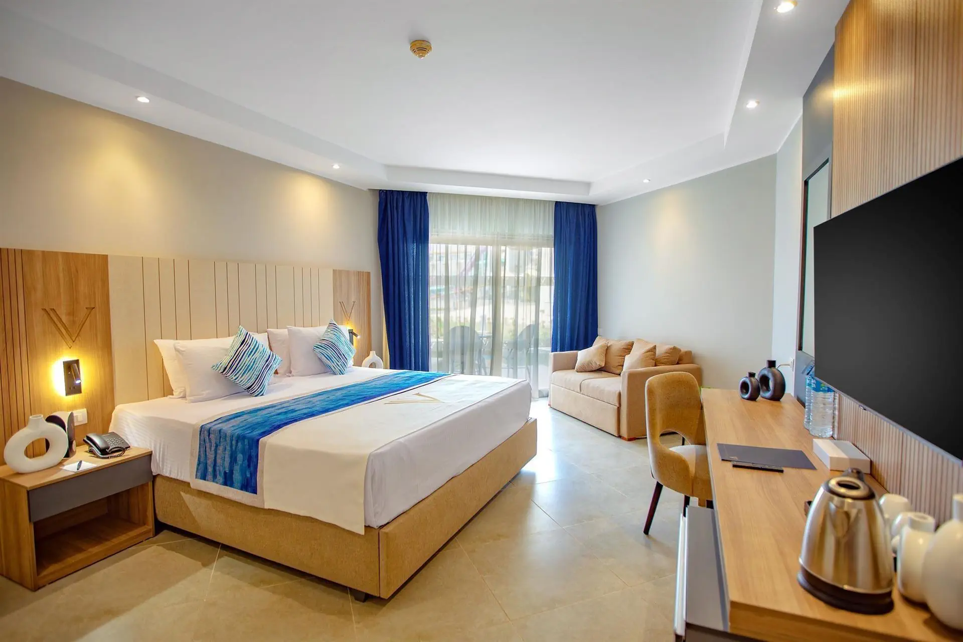 HOTEL: The V Luxury Resort