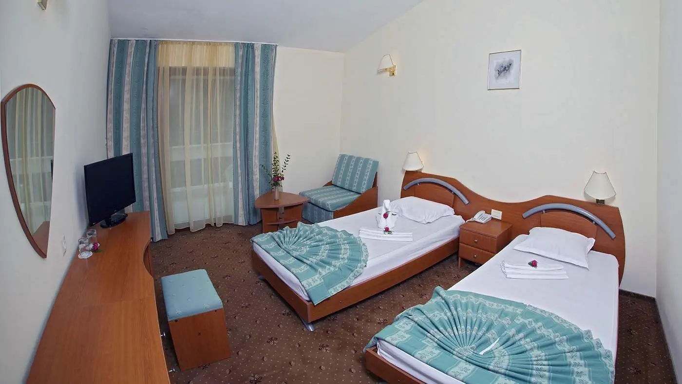 HOTEL: Holiday Village