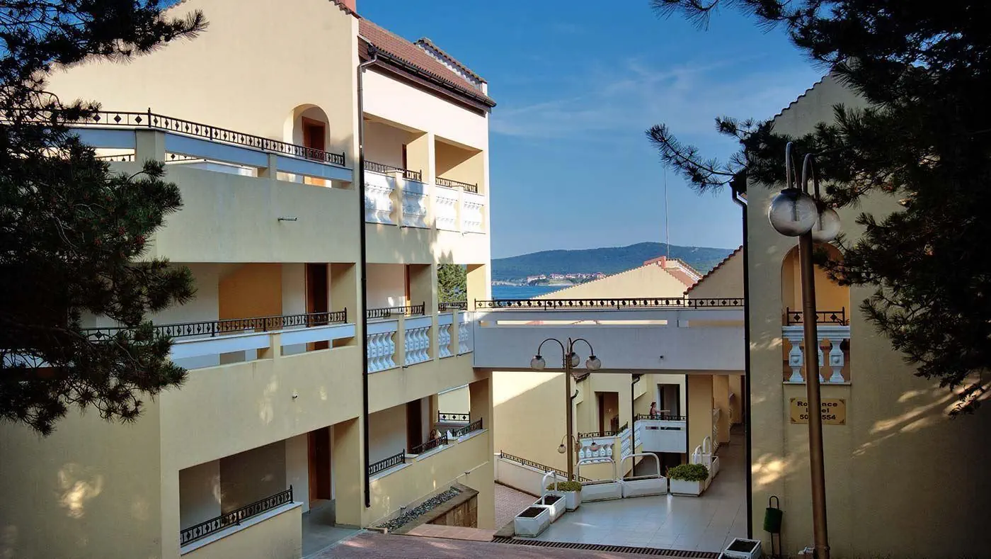 HOTEL: Holiday Village