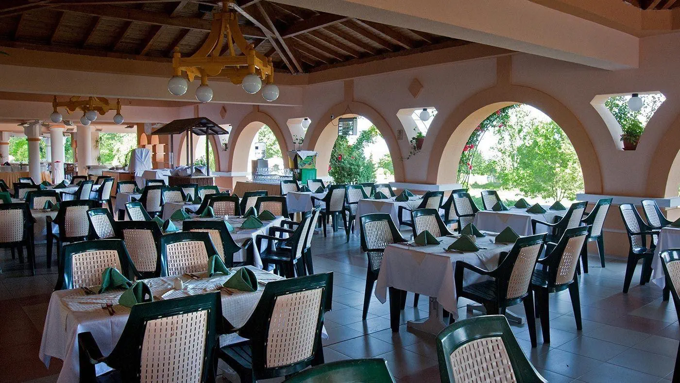 HOTEL: Holiday Village
