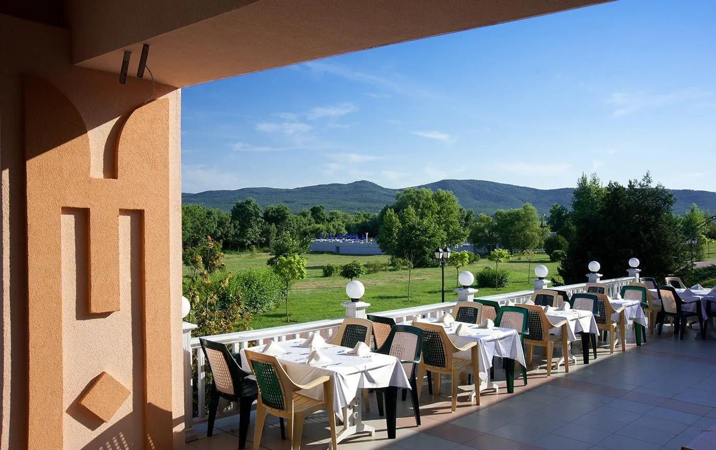 HOTEL: Holiday Village