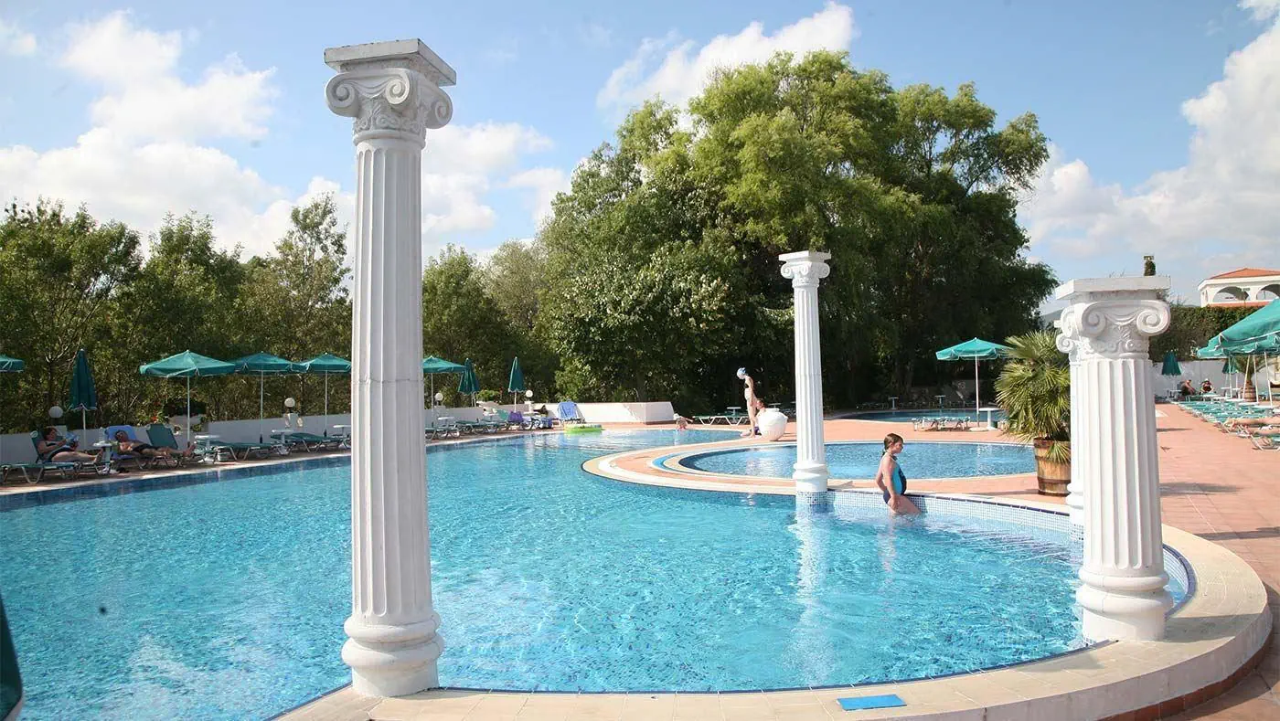 HOTEL: Holiday Village