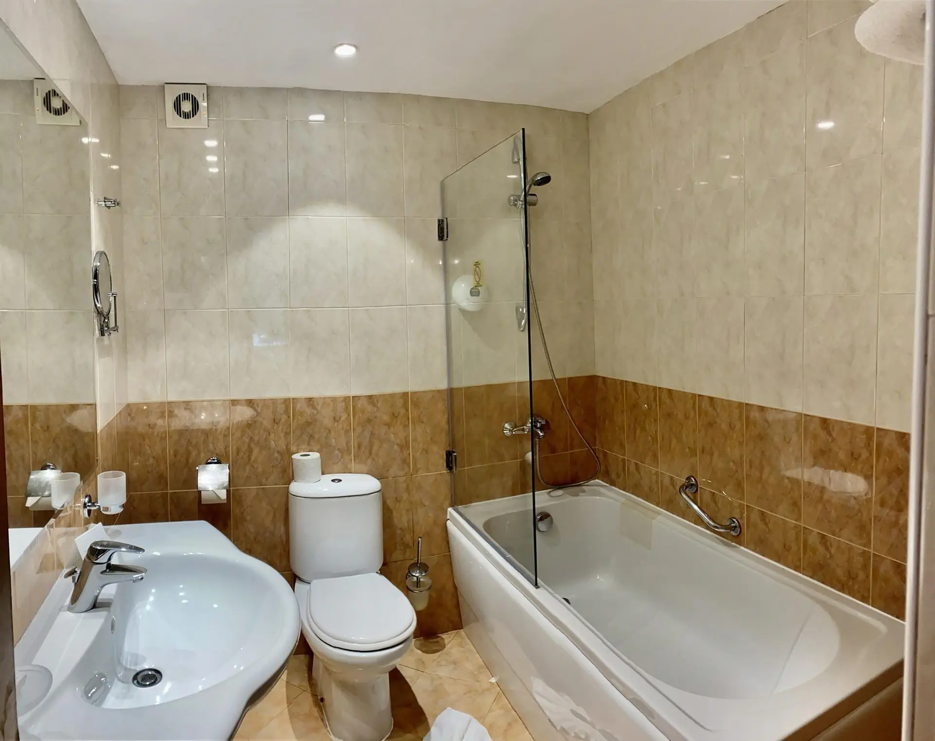 HOTEL: Holiday Village