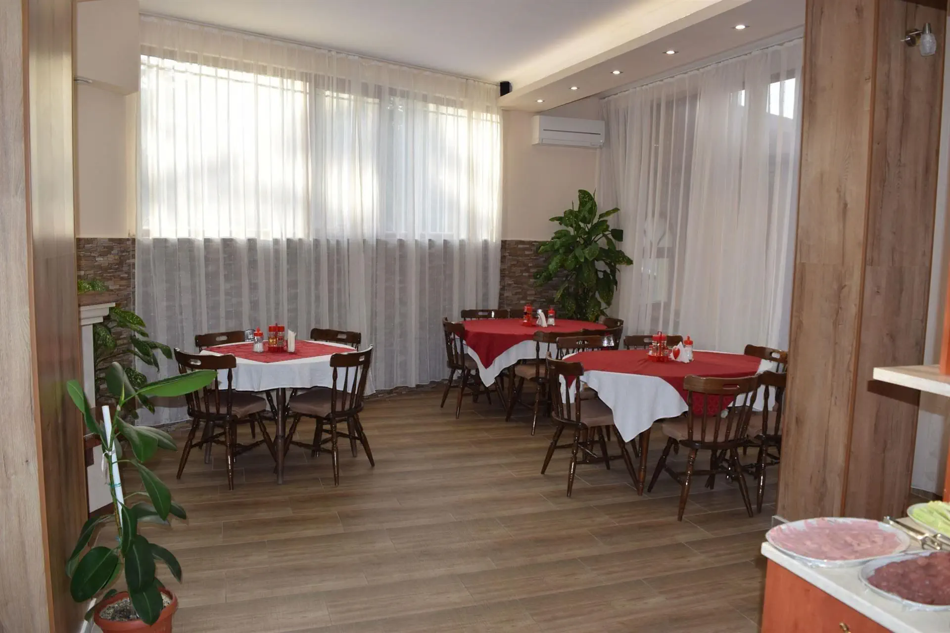 Cris Family Hotel
