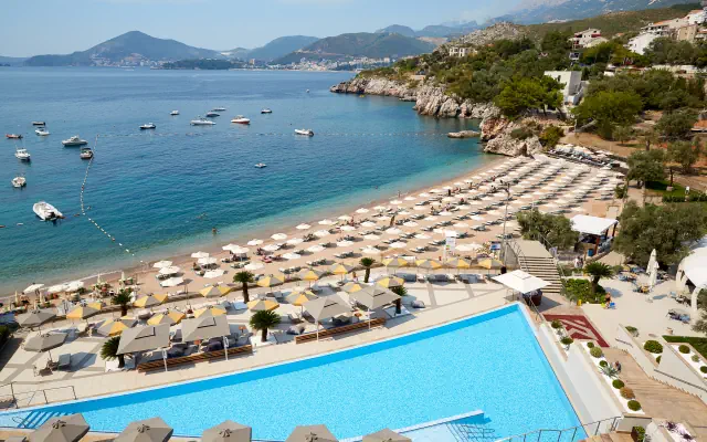Maestral Resort & Casino