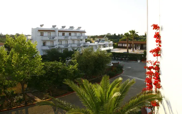 Sandys Studios & Log Villas
