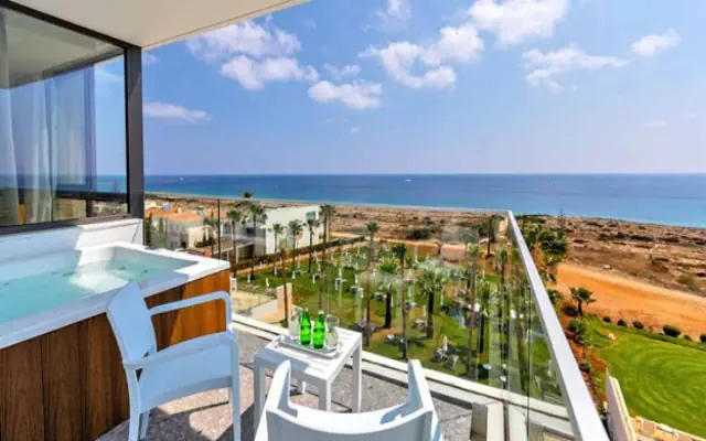 Leonardo Crystal Cove by the Sea