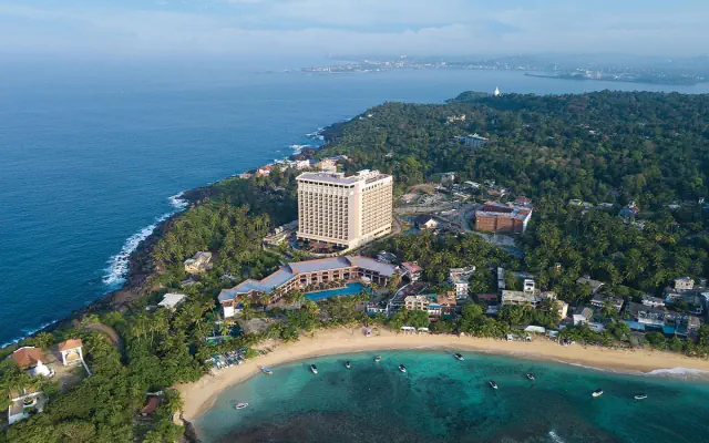Araliya Beach Resort Spa