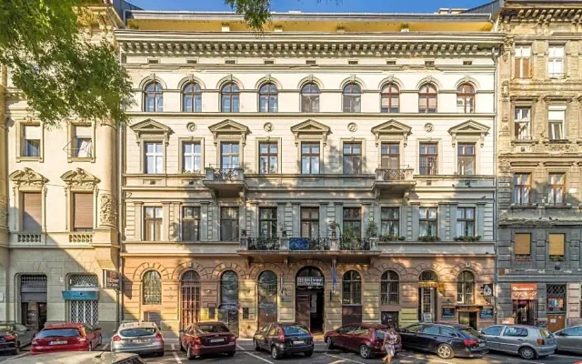Silver Budapest City Center