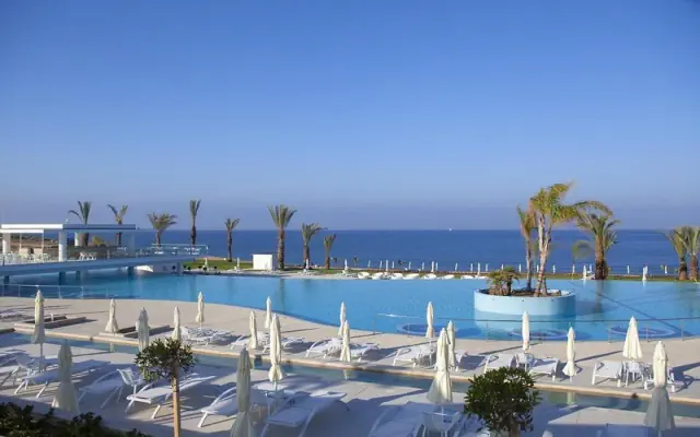  King Evelthon Beach Hotel and Resort 