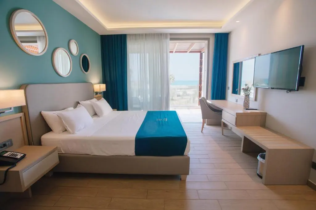 HOTEL: Almyros Beach Resort and Spa